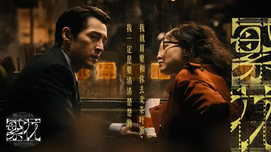 翡翠色活页夹封面摊开，右侧露出七枚题材分隔签